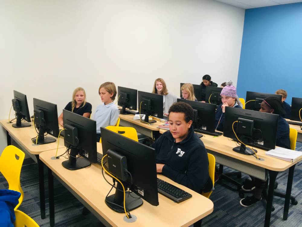 students using the computer lab at GVSU